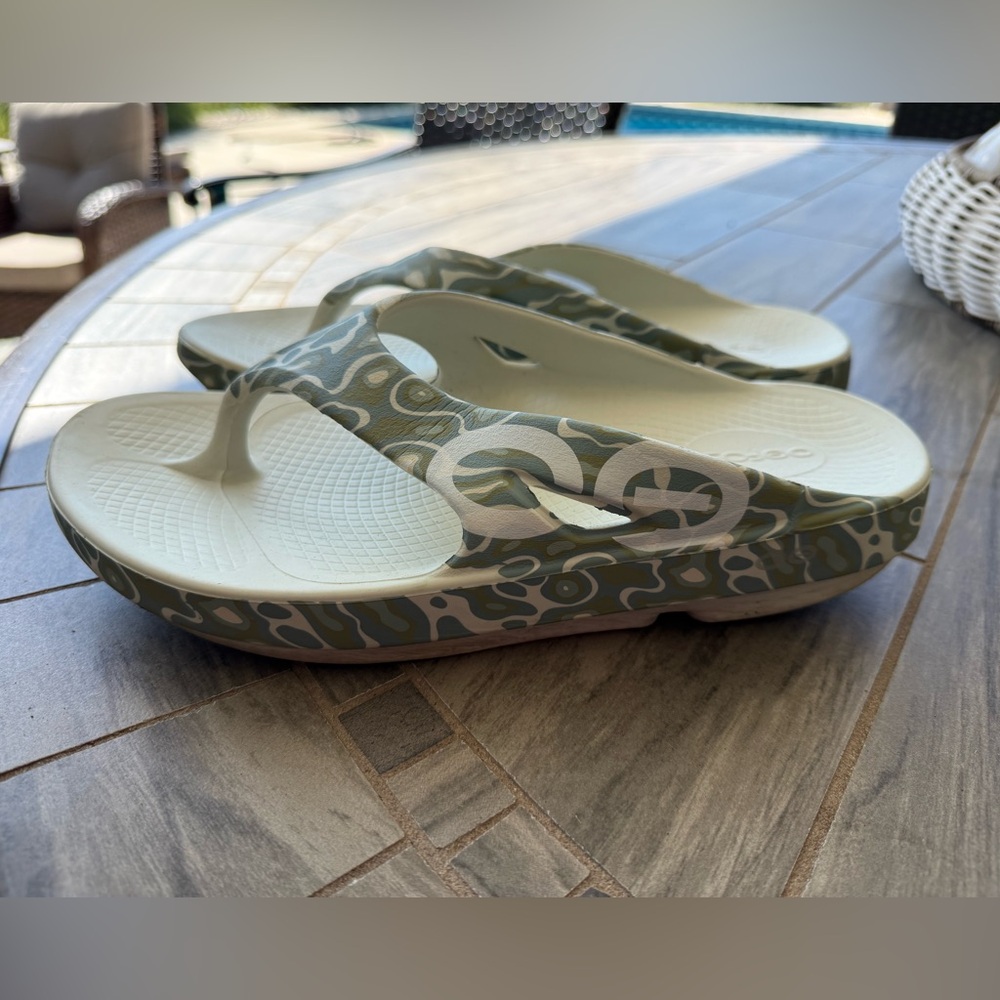 OOFOS Green and Cream Women's Sandals